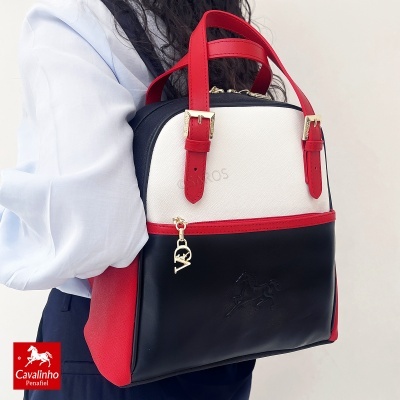 Mochila Cavalinho tricolor com alças vermelhas e detalhe de cavalo em relevo