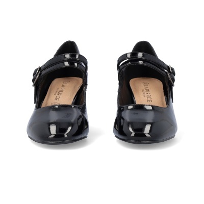 Sapatos pretos de verniz com tira e fivela