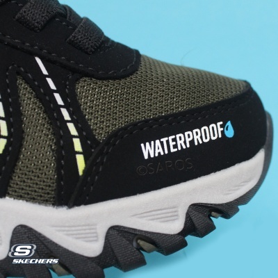 Sapato desportivo Skechers verde e preto com sola branca, texto WATERPROOF e gota azul