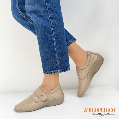 Sapatos bege com fecho de velcro ARCOPEDICO
