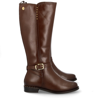 Botas altas castanhas com fivela dourada e detalhes metálicos