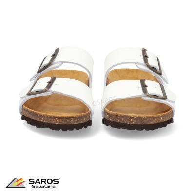 Sandálias brancas com duas tiras e fivelas, sola castanha e preta sobre fundo branco