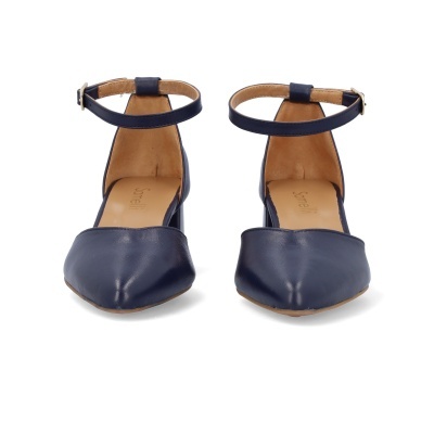 Sapatos femininos de pele azul escuro com tira de tornozelo e salto médio