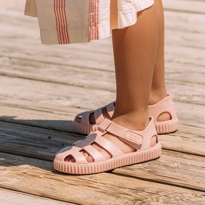 Sandálias cor-de-rosa em material plástico com tiras largas e fecho de velcro