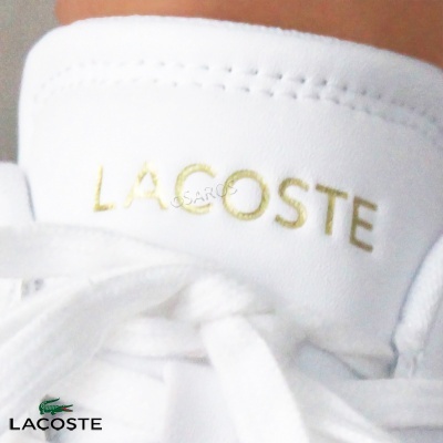 Ténis branco Lacoste com atacadores e logo dourado
