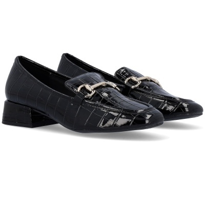 Sapatos de senhora pretos em padrão de pele de crocodilo com detalhe metálico e salto baixo