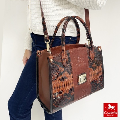 Mala castanha com padrão de cobra e alças em pele sintética