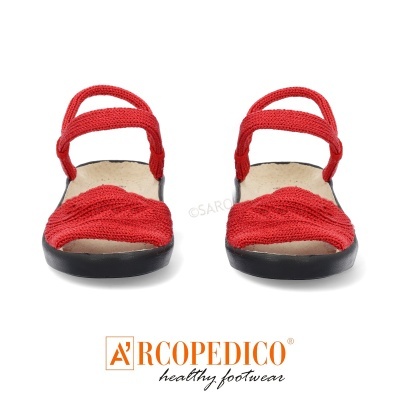 Sandálias vermelhas com tiras de malha e sola preta