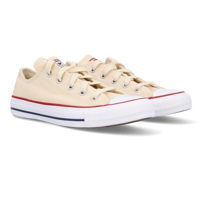 Sapatilhas Converse bege com sola branca e riscas em fundo branco