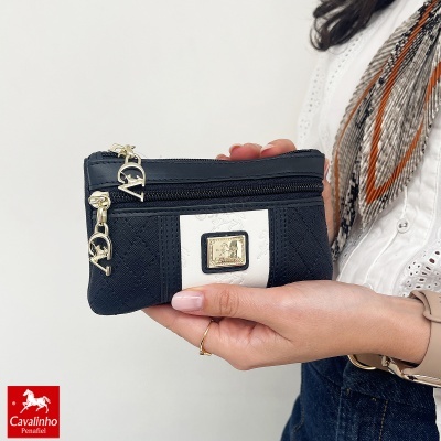 Carteira pequena preta e branca com zíperes dourados com etiqueta Cavalinho.