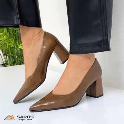 Sapatos de salto alto quadrado castanho brilhante com bico fino