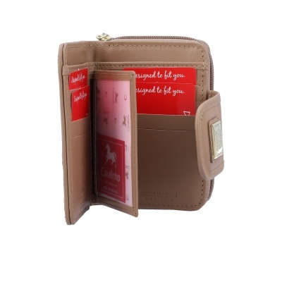 Carteira rosa clara com divisórias para cartões e fecho de aba.