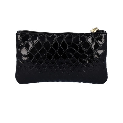 Bolsa preta pequena com padrão texturizado imitando pele de crocodilo