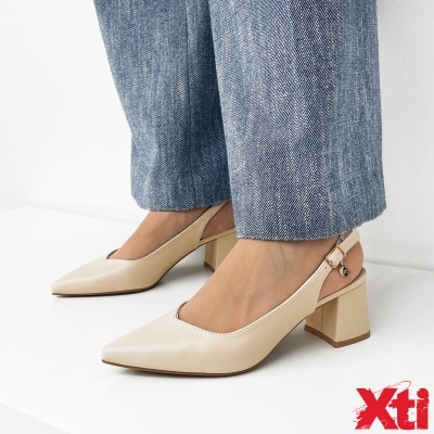 Sapatos de salto médio bege com alça e calças azuis de ganga