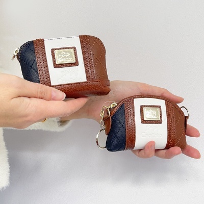 Duas carteiras de moedas pequenas acolchoadas tricolores com fechos e logótipos metálicos