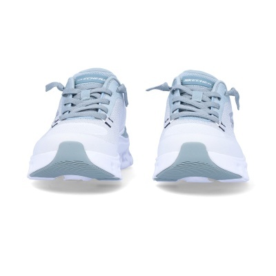 Ténis Skechers branco e azul claro com sola branca.