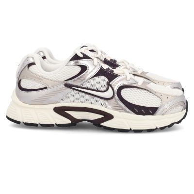 Sapatilhas desportivas Nike brancas, prateadas e pretas com rede e sola grossa