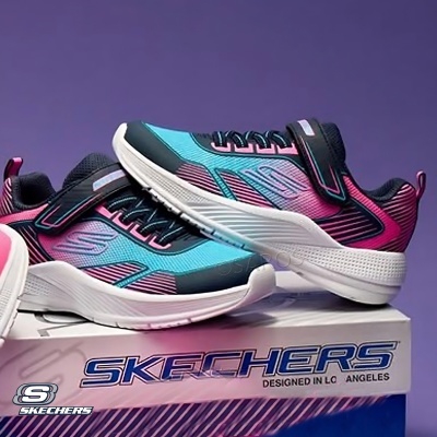 Ténis Skechers azul e rosa com fecho de velcro sobre caixa branca.
