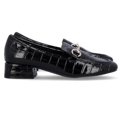 Sapatos pretos femininos estilo mocassim com fivela metálica e salto baixo