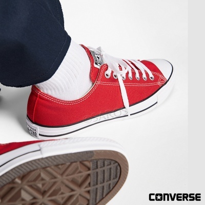 Ténis Converse vermelhos de lona com sola branca e atacadores brancos