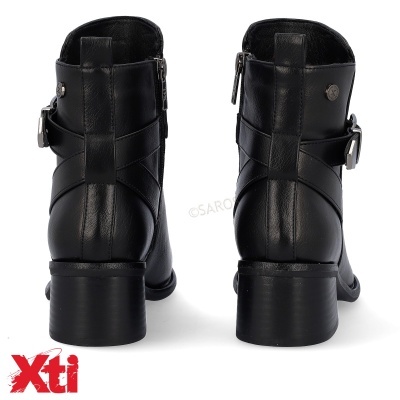 Botas pretas em pele com fecho e fivela em fundo branco