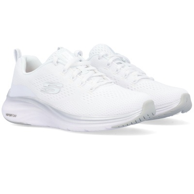 Ténis brancos Skechers com sola branca e tecido respirável