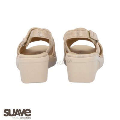 Sandálias femininas bege com salto médio e tiras ajustáveis douradas