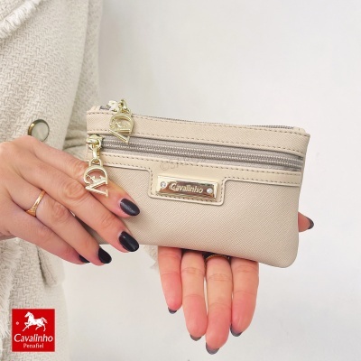 Carteira pequena bege Cavalinho com fechos e etiqueta dourados