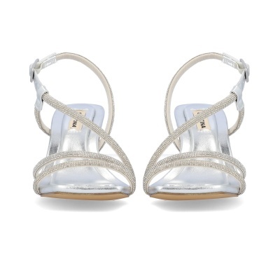 Sandálias femininas prateadas com tiras decorativas e fivela