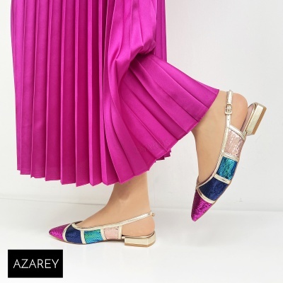 Sapatos multicoloridos femininos com vestido rosa plissado