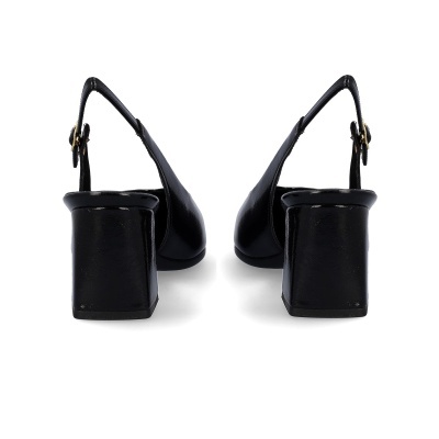 Sapatos de senhora pretos de salto quadrado com tira e fivela