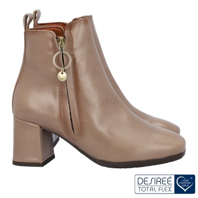 Botas de salto alto castanho claro em couro com fecho lateral e adereço redondo metálico