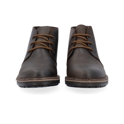 Botas de pele castanha escura com atacadores castanhos vistas de frente