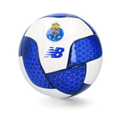 Bola de futebol azul e branca com logótipo FCP e NB