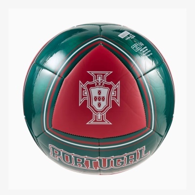 Bola de futebol verde e vermelha com emblema da F.P.F. e palavra PORTUGAL.