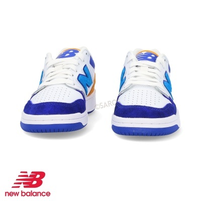 Sapatilhas New Balance azul, branco e amarelo, vistas de frente sobre fundo branco