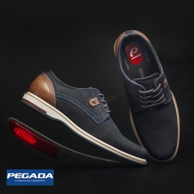 Sapatos masculinos azuis e castanhos da marca PEGADA sobre fundo preto