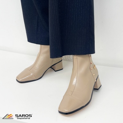 Botas bege com salto médio e tachas douradas