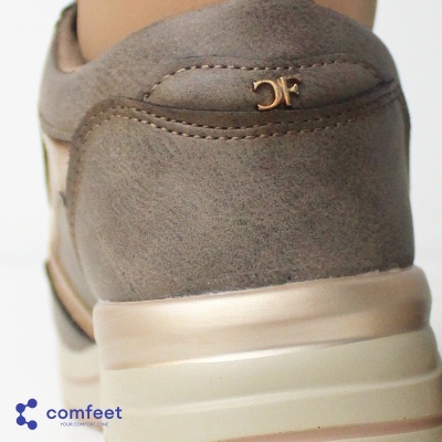 Sapato desportivo cinzento com sola branca e letras DC douradas