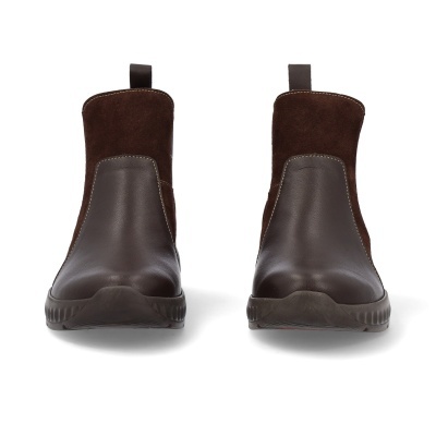 Par de botas castanhas em couro e camurça com solado em borracha