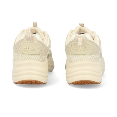 Ténis Fila bege claro vistos por trás, com sola branca e detalhes em textura de escamas.