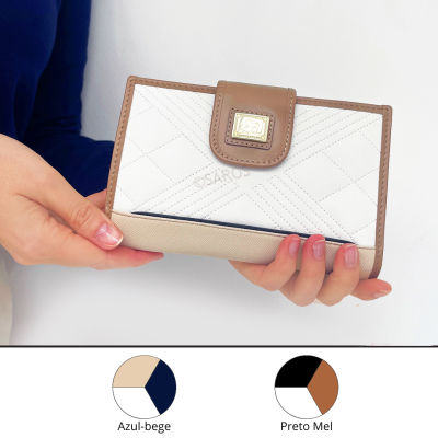 Carteira feminina branca com bordas castanhas clara e fecho metálico dourado
