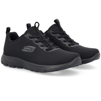 Par de sapatilhas pretas Skechers em tecido de malha com sola de borracha.