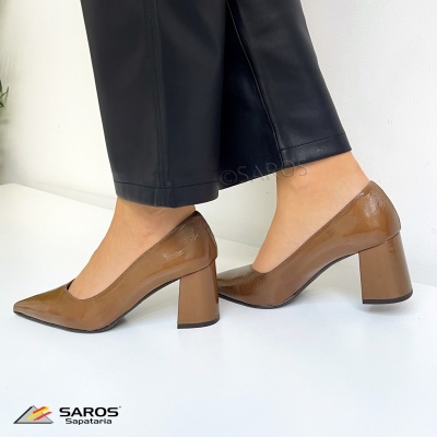 Sapatos de salto alto castanhos claros brilhantes com salto quadrado