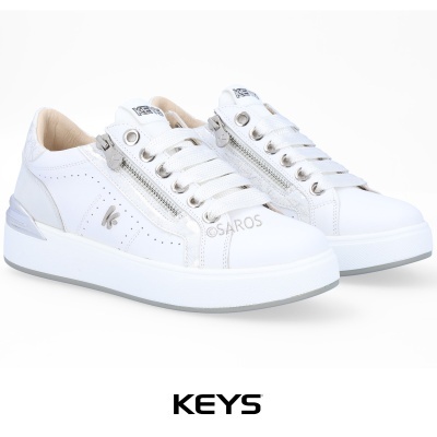 ténis brancos em pele com detalhes prateados e fecho de correr