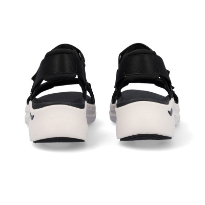 Sandálias desportivas pretas com sola branca vista de trás
