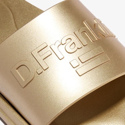 Sandália dourada tipo chinelo com texto D.Franklin em relevo na faixa