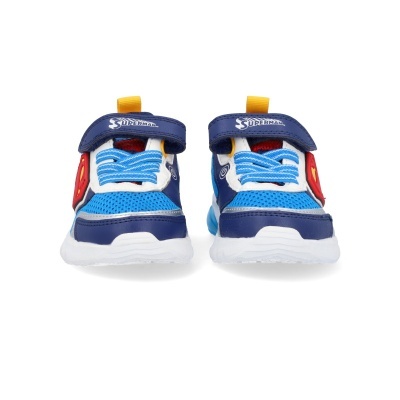 Ténis infantis azuis com atacadores e fecho velcro SUPERMAN em fundo branco