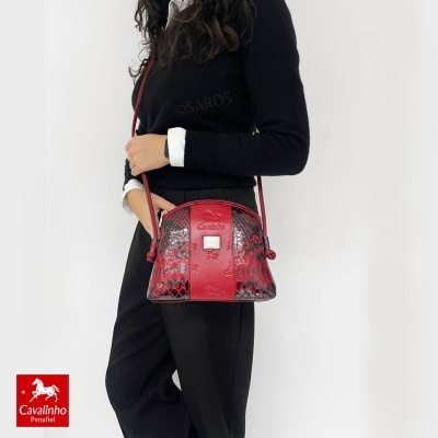 Mala de ombro vermelho com padrão animal e detalhes em relevo