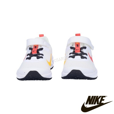 Sapatilhas brancas Nike com detalhes coloridos e fecho em velcro